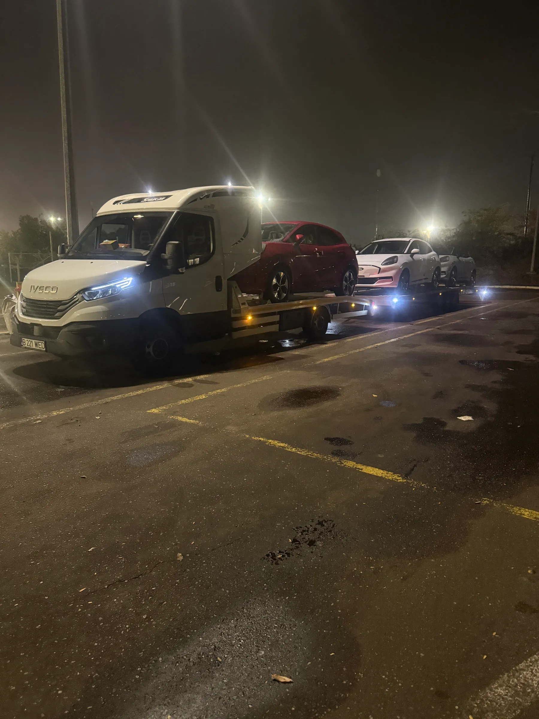 Autoplatforma Diava Cars cu remorcă, încărcată cu autoturisme, în timpul unei curse de noapte